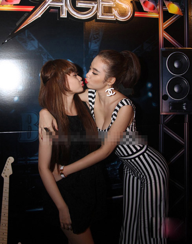Angela Phương Trinh hôn em gái trong 1 sự kiện